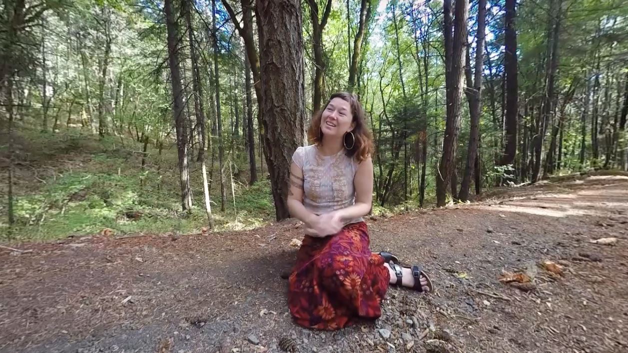 Turquoise masturbates during an outdoor interview in this YanksVR 4K non-POV video.