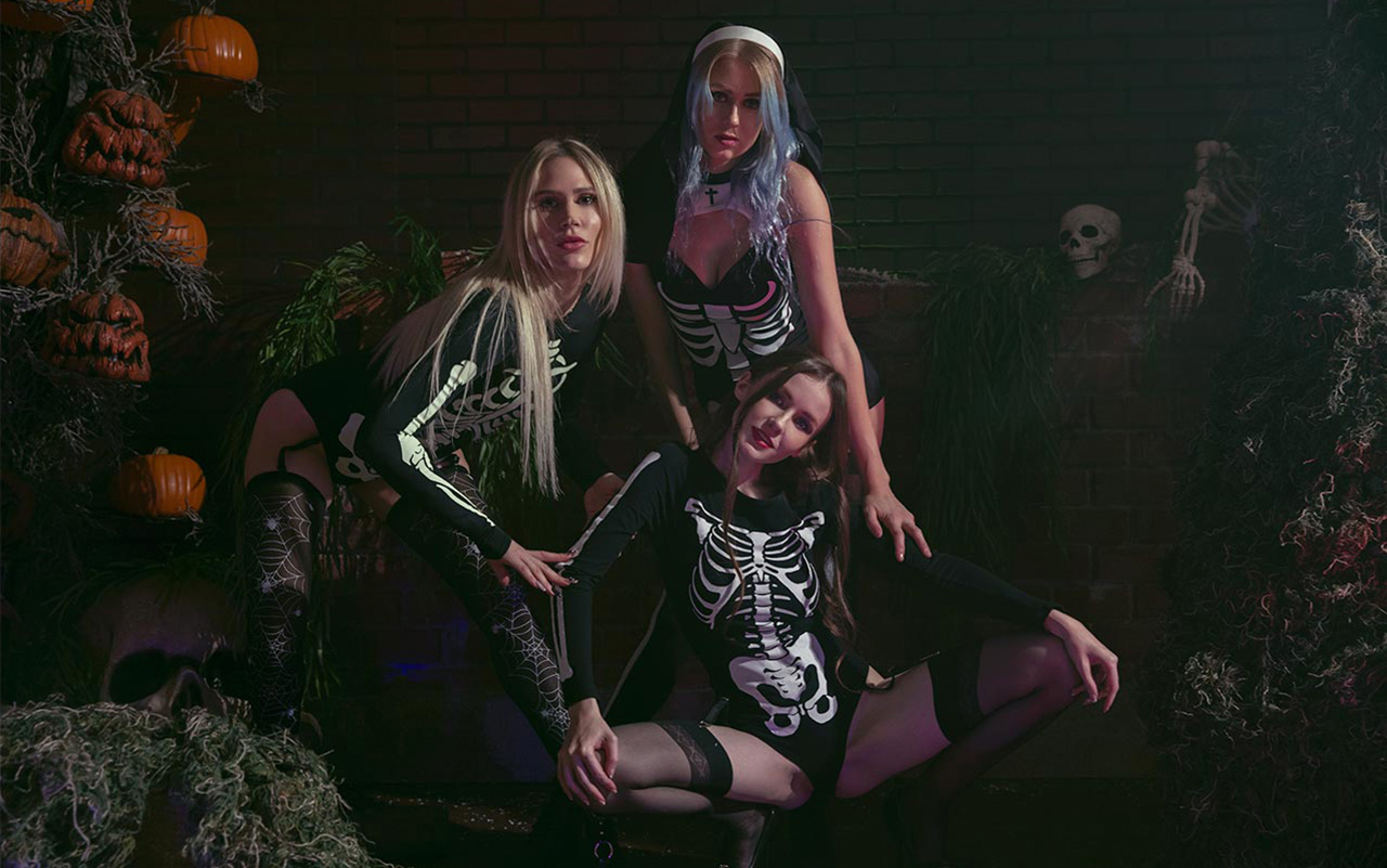 Ashleyy and Cali in Emily Bloom cosplay face horror skeletons in this 4K VR video with 60 FPS.