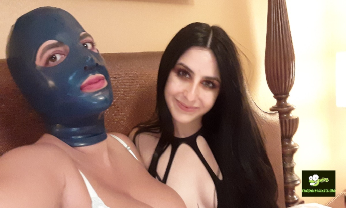 Sarah Arabic and Kaitlyn Katsaros receive multiple oral services during a 4K 60 FPS VR gangbang scene with four partners.