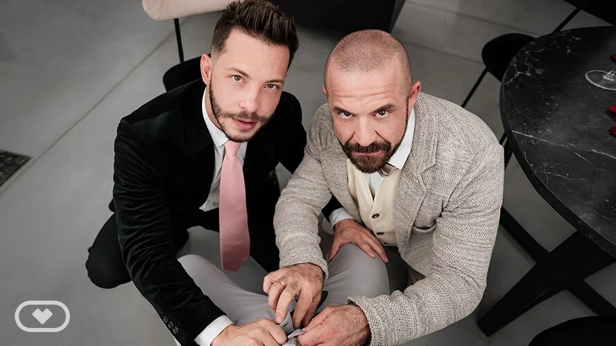 Felipe Ferro and John Brachalli perform a POV blowjob for Jose Quevedo in a bear-themed VR scene recorded at 60 frames per second.