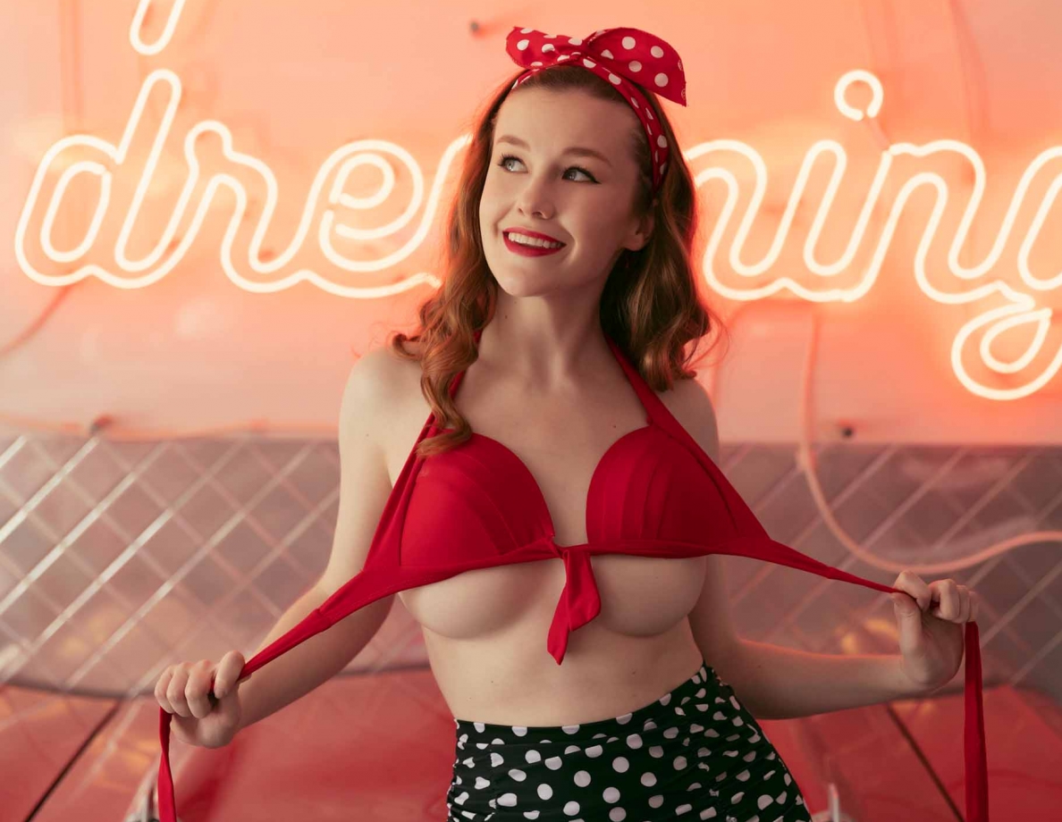 Brunette Emily Bloom performs a solo act in a diner setting within this non-pov VR video featuring 4K resolution and 60 FPS playback.