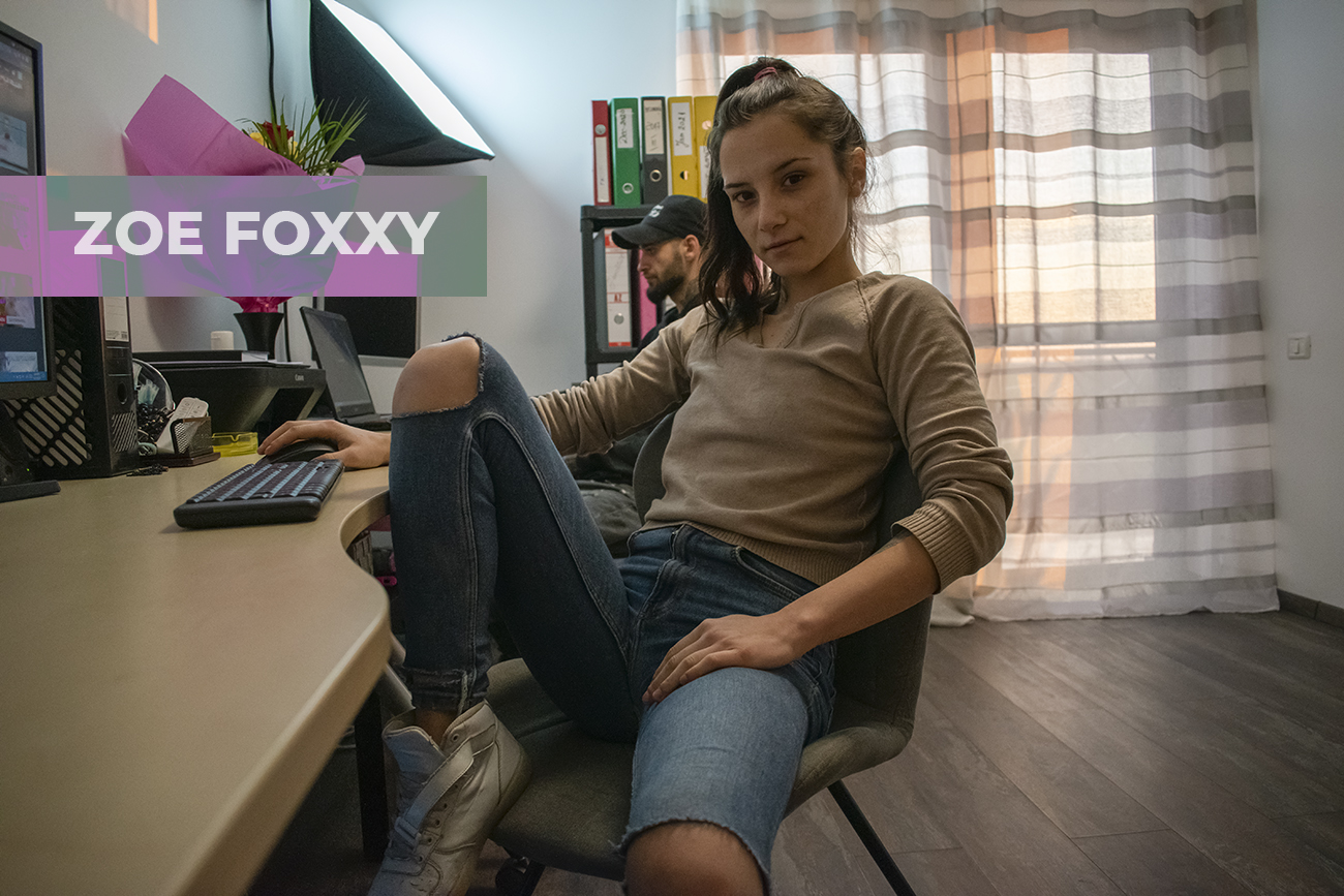 Zoe Foxxy engages in an office romance with a coworker in this 4K VR POV video featuring kissing scenes at 60 FPS.