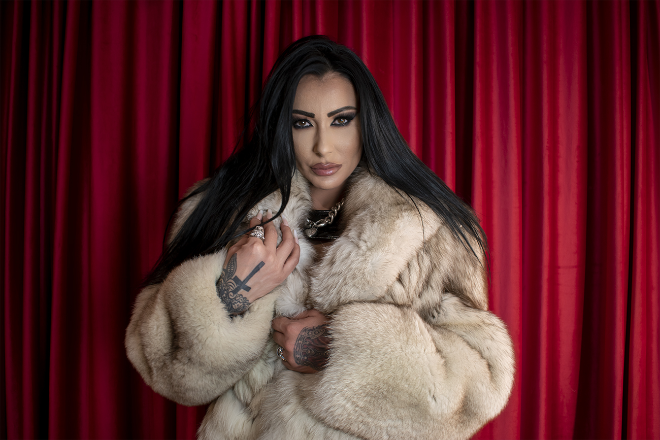 Mistress Kennya performs solo fetish actions in a POV VR scene featuring 4K resolution and 60 FPS playback.