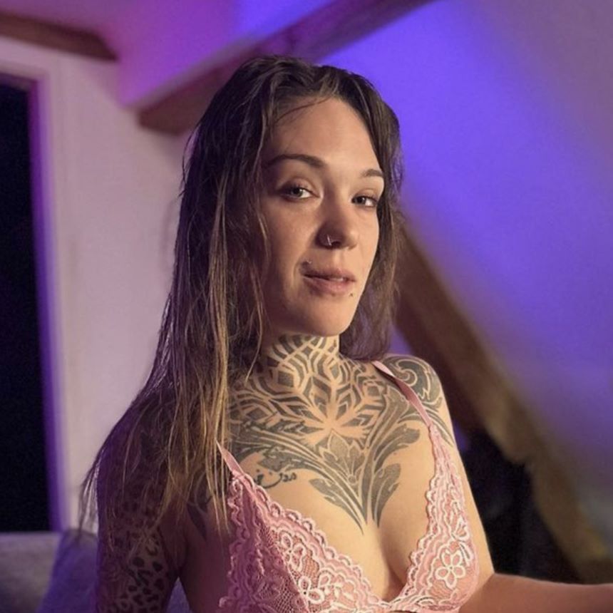 Lyviane VR adult performer profile